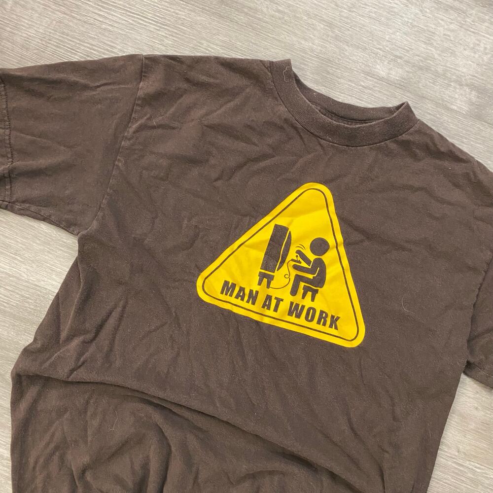 VINTAGE MAN AT WORK BROWN PARODY COMEDY TEE SHIRT MEDIUM GAMING